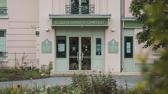 a-photo-of-the-ecole-de-danse-de-gareoult-a-dance-lqt83xi4sxc361qknl8ulg-koiliovvtgqjdhiukqs9fg